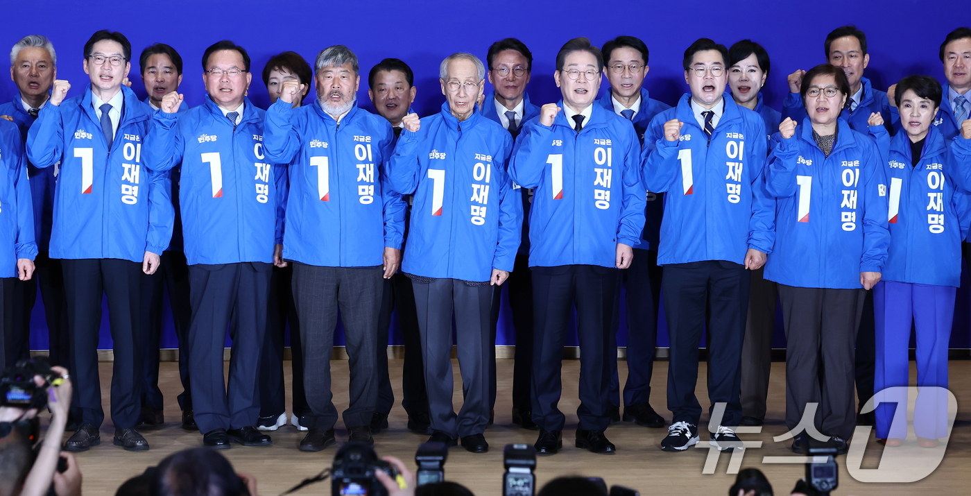 (서울=뉴스1) 김민지 기자 = 이재명 더불어민주당 대선 후보가 30일 서울 여의도 국회 의원회관에서 열린 '제21대 대통령선거 중앙선거대책위원회 출범식'에서 박찬대, 윤여준 상임 …