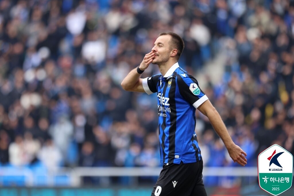 본문 이미지 - 2024년 K리그1 득점왕 무고사는 2025시즌 K리그2에서 뛰고 있다. 그의 인천유나이티드 사랑은 특별하다. (한국프로축구연맹 제공)