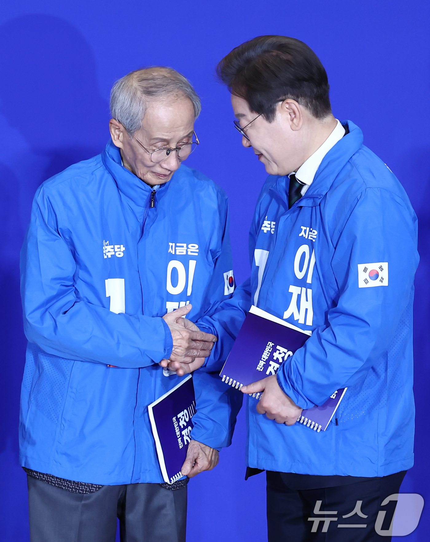 (서울=뉴스1) 김민지 기자 = 이재명 더불어민주당 대선 후보가 30일 서울 여의도 국회 의원회관에서 열린 '제21대 대통령선거 중앙선거대책위원회 출범식'에서 윤여준 상임 총괄선대 …