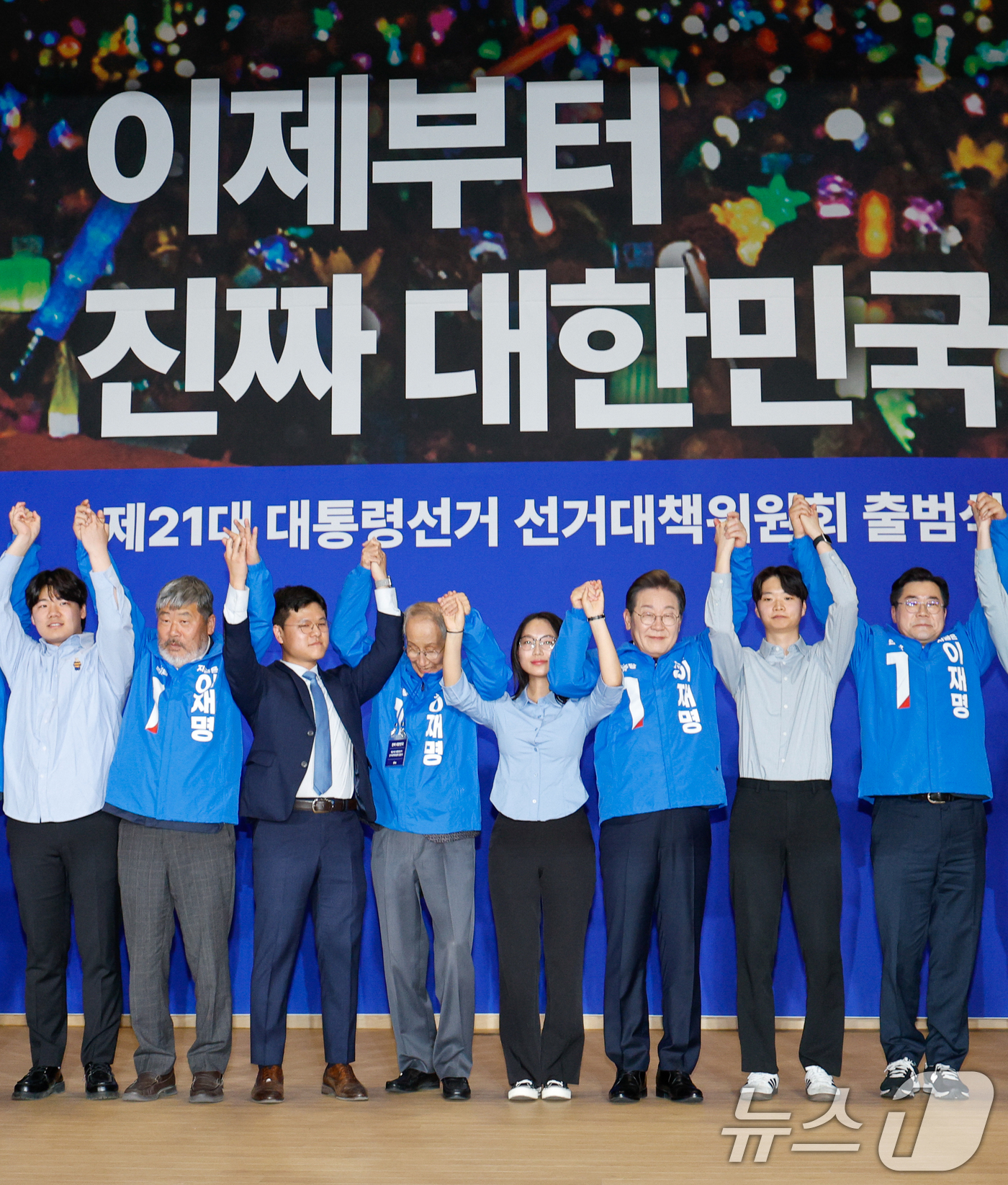(서울=뉴스1) 안은나 기자 = 이재명 더불어민주당 대선 후보와 윤여준 상임 총괄선대위원장을 비롯한 청년들이 30일 오후 서울 여의도 국회 의원회관에서 열린 제21대 대통령선거 중 …