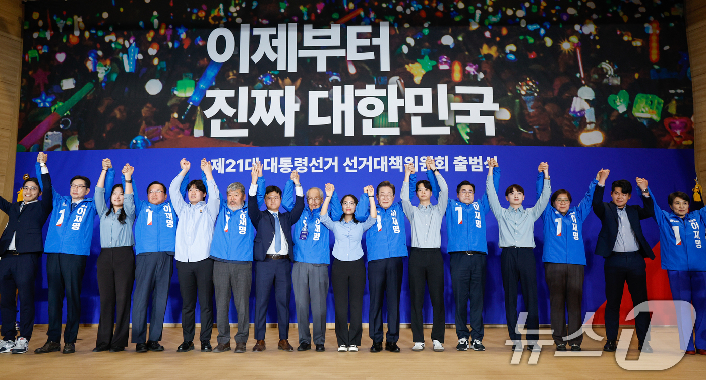 (서울=뉴스1) 안은나 기자 = 이재명 더불어민주당 대선 후보와 윤여준 상임 총괄선대위원장을 비롯한 청년들이 30일 오후 서울 여의도 국회 의원회관에서 열린 제21대 대통령선거 중 …