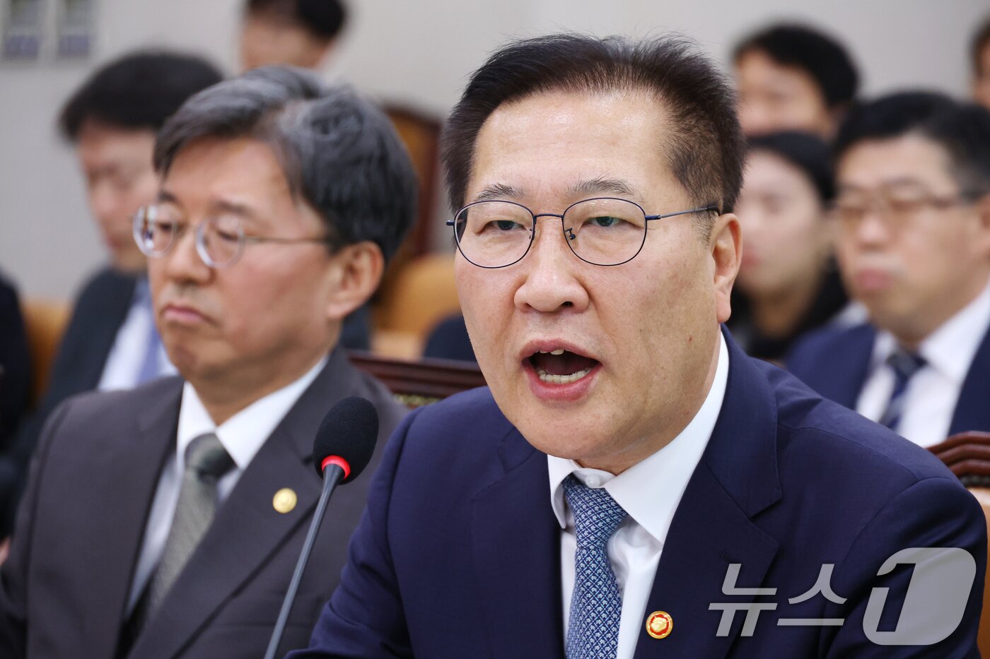 본문 이미지 - 박성재 법무부장관이 30일 오후 서울 여의도 국회에서 열린 법제사법위원회 전체회의에 출석해 장경태 더불어민주당 의원 질의에 답하며 설전을 벌이고 있다. 2025.4.30/뉴스1 ⓒ News1 이광호 기자