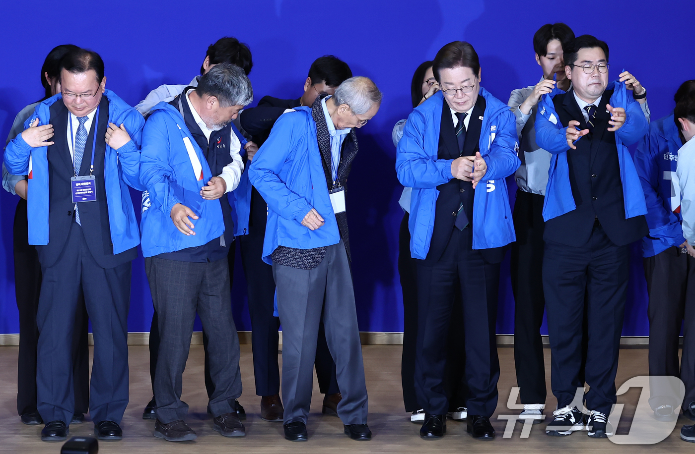 (서울=뉴스1) 김민지 기자 = 이재명 더불어민주당 대선 후보가 30일 서울 여의도 국회 의원회관에서 열린 '제21대 대통령선거 중앙선거대책위원회 출범식'에서 박찬대, 윤여준 상임 …