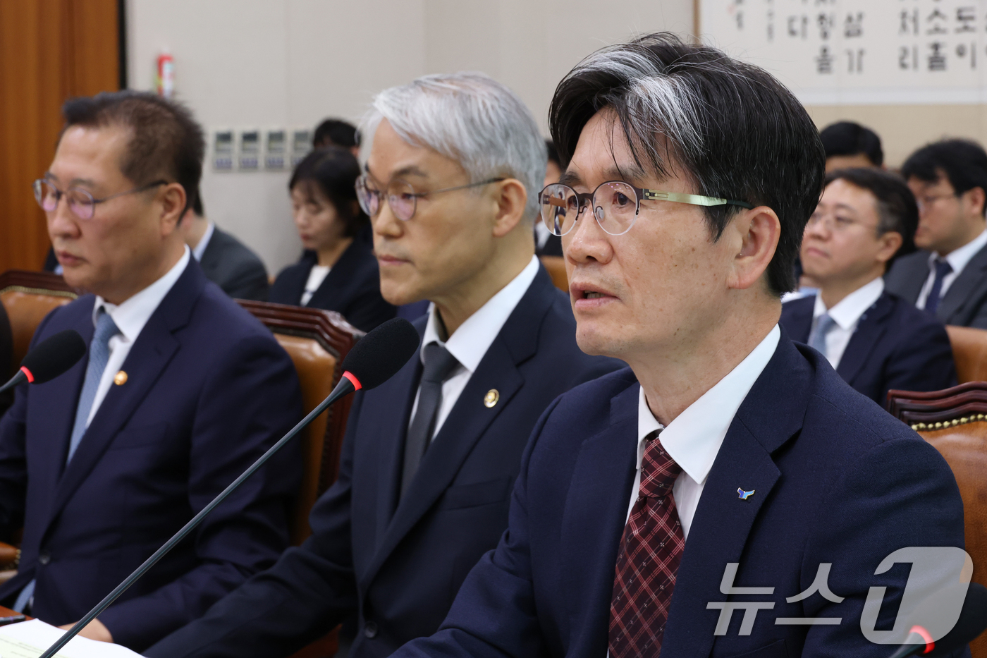 (서울=뉴스1) 이광호 기자 = 오동운 고위공직자범죄수사처장이 30일 오후 서울 여의도 국회에서 열린 법제사법위원회 전체회의에 출석해 의원 질의에 답하고 있다. 2025.4.30/ …