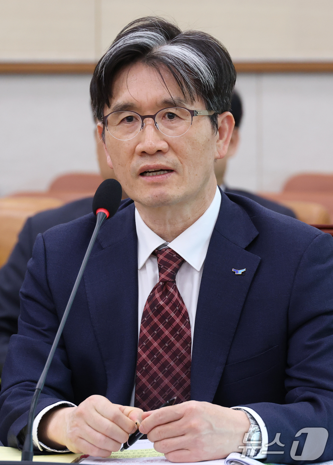 (서울=뉴스1) 이광호 기자 = 오동운 고위공직자범죄수사처장이 30일 오후 서울 여의도 국회에서 열린 법제사법위원회 전체회의에 출석해 의원 질의에 답하고 있다. 2025.4.30/ …