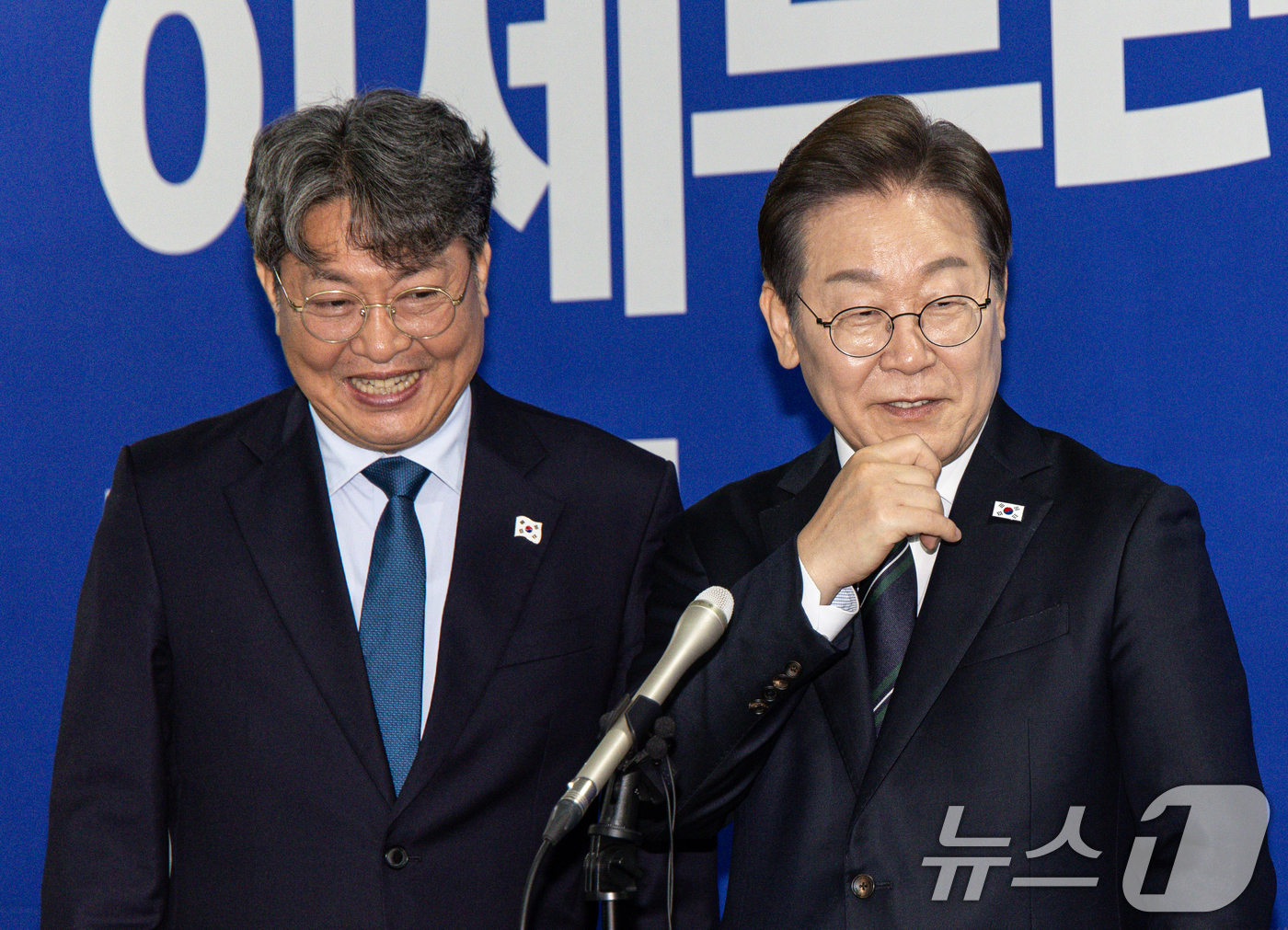 (서울=뉴스1) 이재명 기자 = 이재명 더불어민주당 대선 후보가 30일 오후 서울 여의도 국회의원회관에서 열린 제21대 대통령선거 중앙선거대책위원회 출범식을 마친 후 취재진 질문을 …