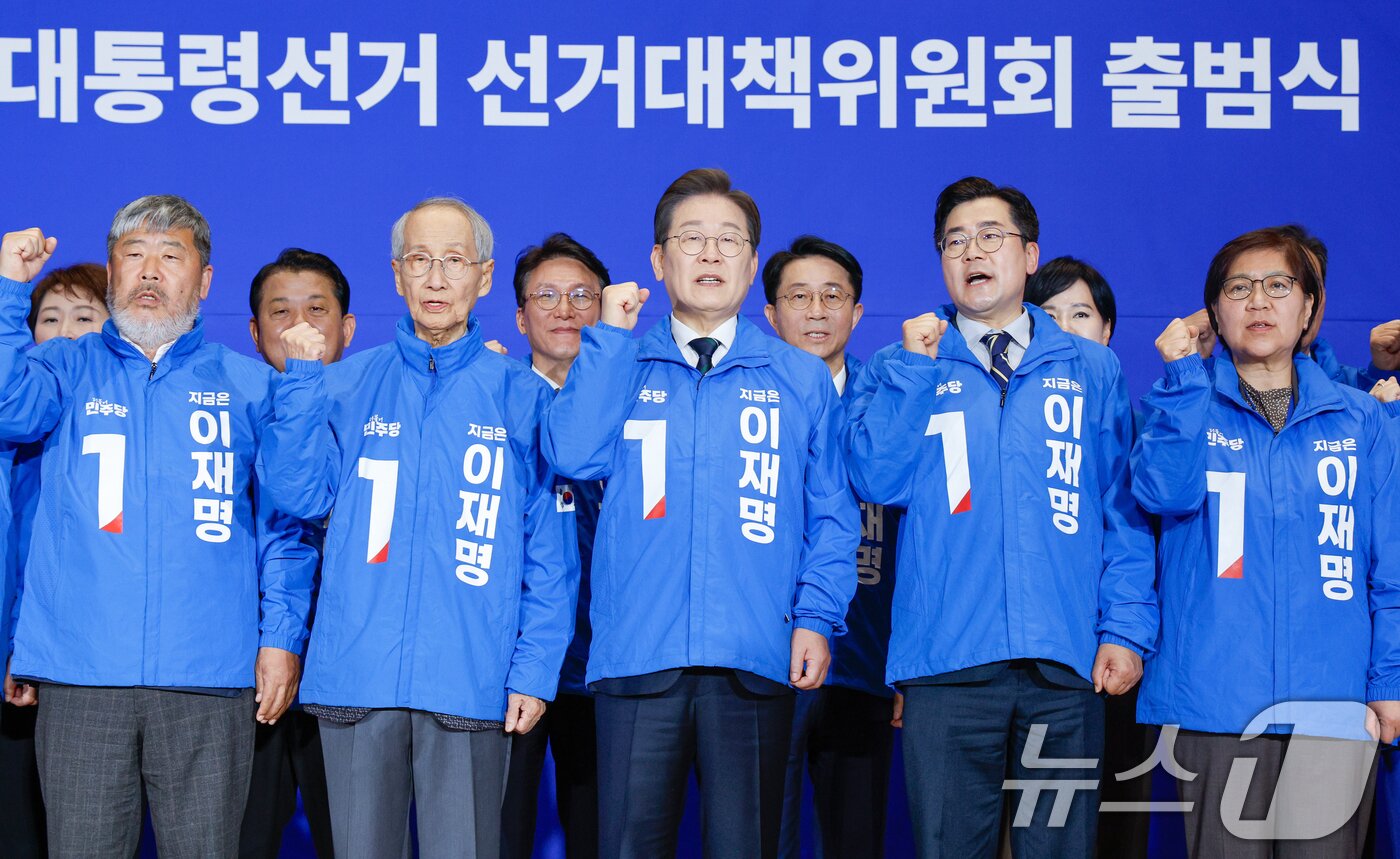 본문 이미지 - 이재명 더불어민주당 대선 후보와 윤여준 상임 총괄선대위원장 등이 30일 오후 서울 여의도 국회 의원회관에서 열린 제21대 대통령선거 중앙선거대책위원회 출범식에서 선대위복을 입고 기념촬영을 하고 있다. 앞줄 왼쪽부터 김동명, 윤여준 위원장, 이 후보, 박찬대 당대표 직무대행 겸 원내대표, 정은경 선대위원장. 2025.4.30/뉴스1 ⓒ News1 안은나 기자