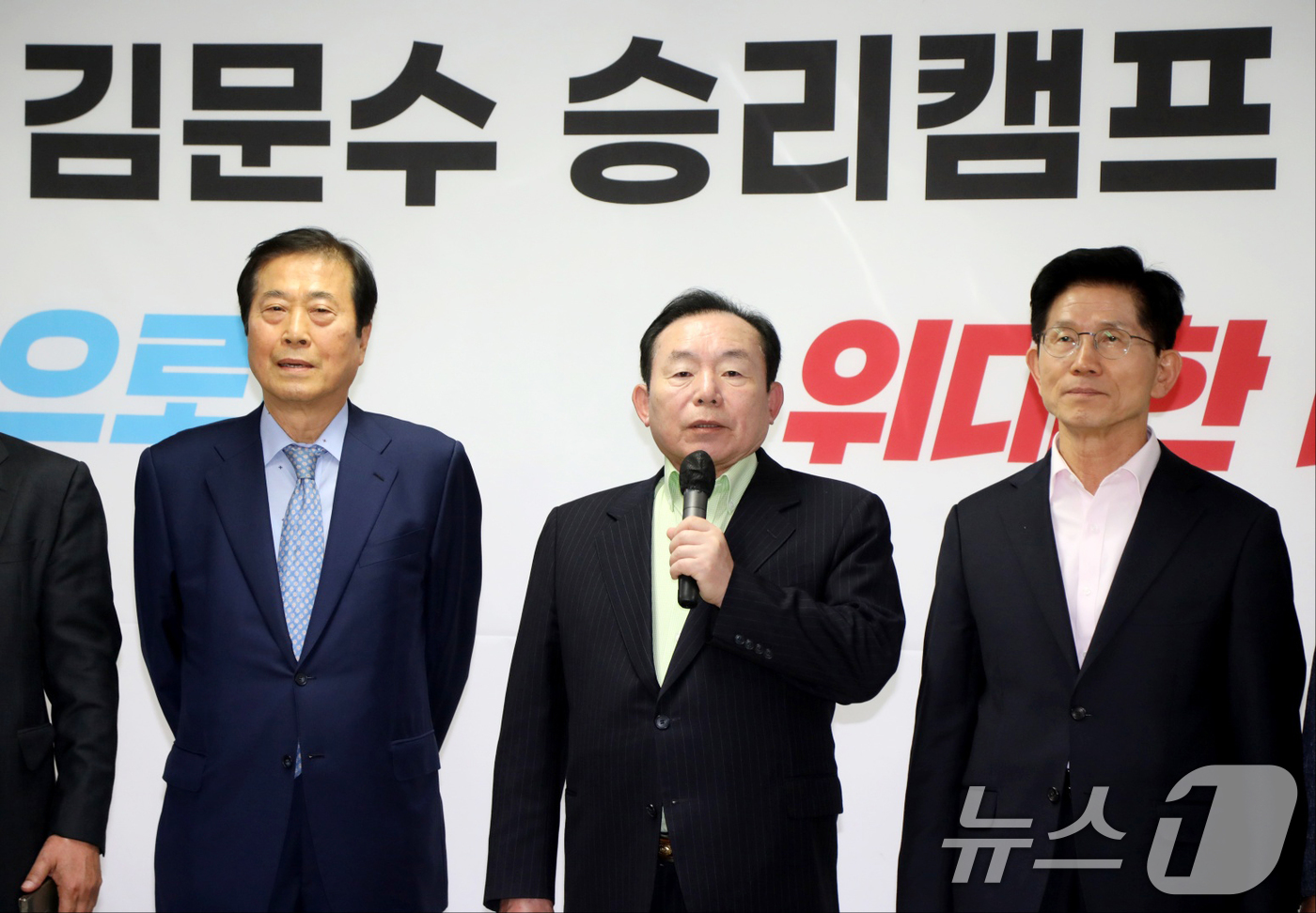 (서울=뉴스1) = 이인제 전 노동부장관이 30일 오후 서울 여의도 김문수 국민의힘 대선 경선 후보 캠프 사무실을 찾아 지지선언을 하고 있다. (김문수 캠프 제공. 재판매 및 DB …