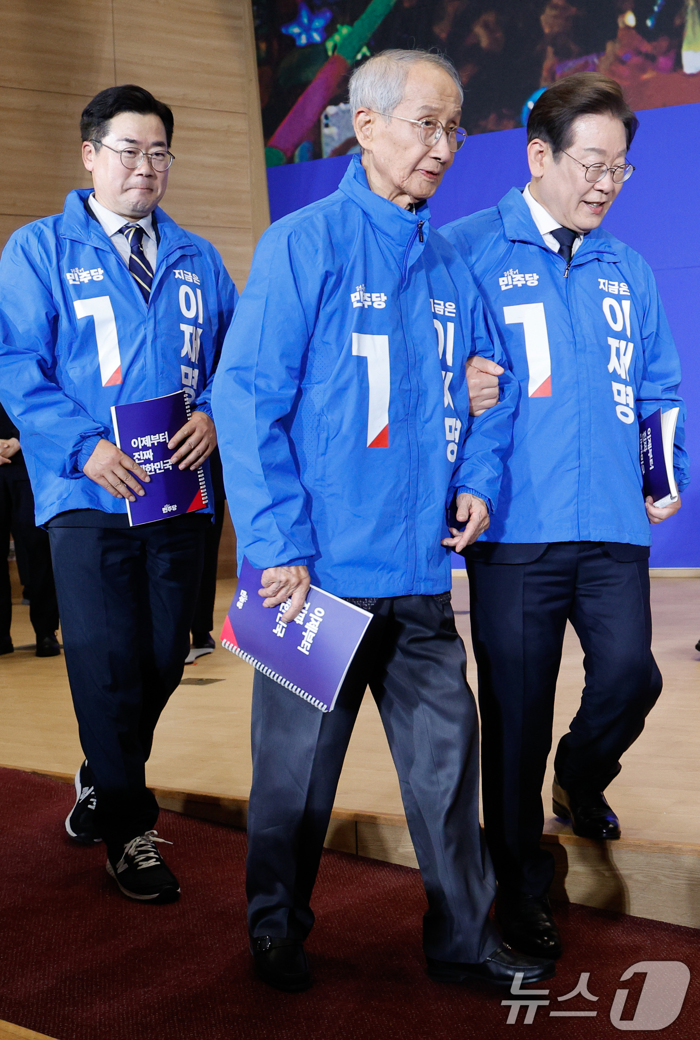 (서울=뉴스1) 안은나 기자 = 이재명 더불어민주당 대선 후보가 30일 오후 서울 여의도 국회 의원회관에서 열린 제21대 대통령선거 중앙선거대책위원회 출범식에서 기념 촬영을 마친 …