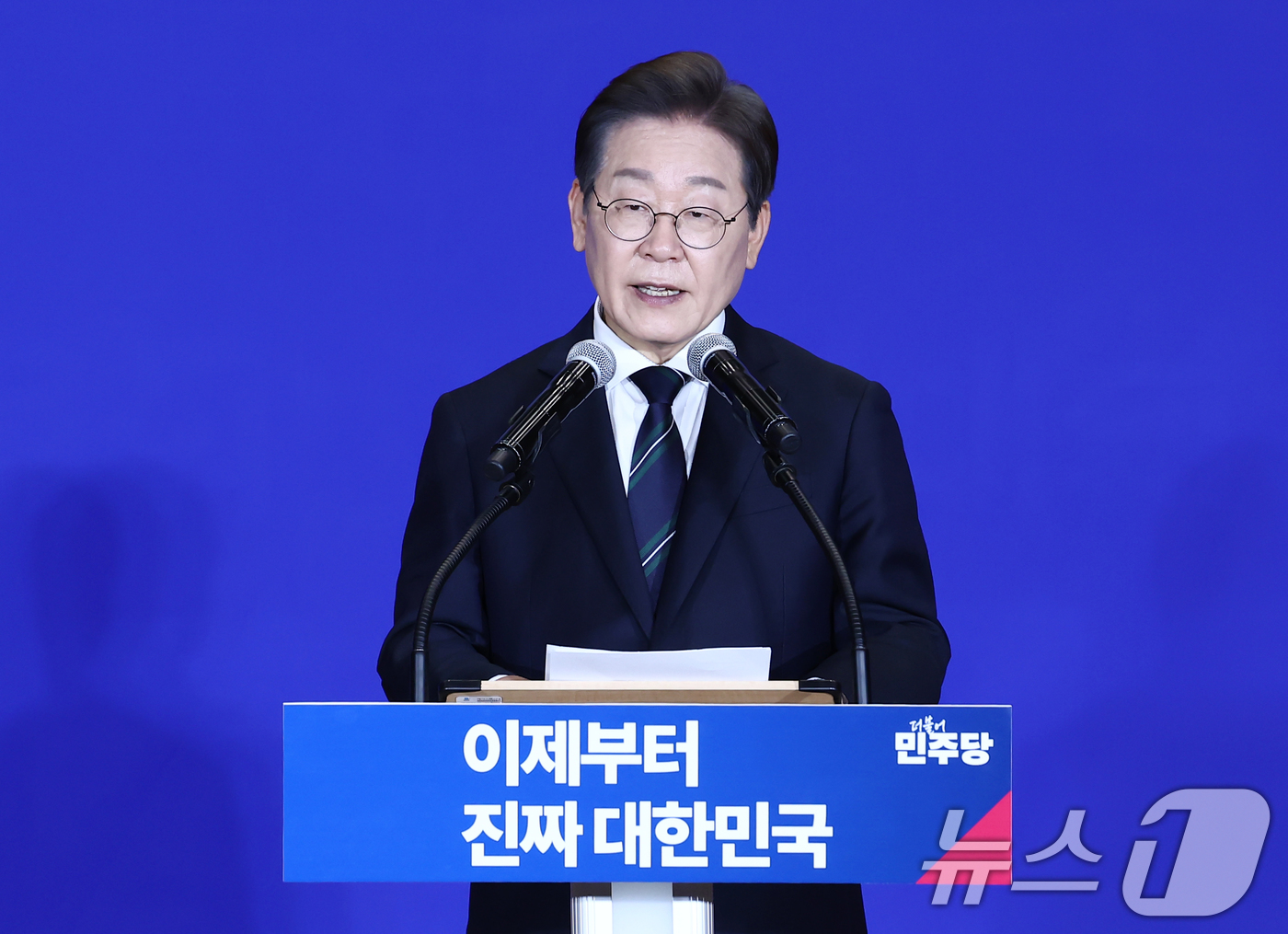 (서울=뉴스1) 김민지 기자 = 이재명 더불어민주당 대선 후보가 30일 서울 여의도 국회 의원회관에서 열린 '제21대 대통령선거 중앙선거대책위원회 출범식'에서 연설하고 있다. 20 …