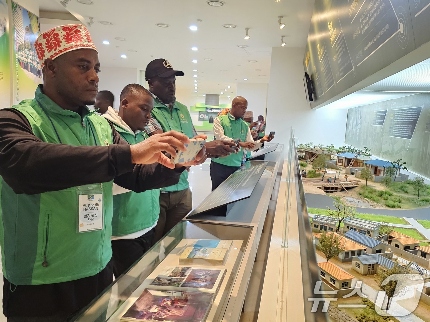 (서울=뉴스1) 이연주 기자 = 새마을운동중앙회는 30일 지속 가능한 지구촌 새마을운동 추진을 위해 마련한 탄자니아·잠비아 초청 새마을교육 수료식을 개최했다고 밝혔다.탄자니아·잠비 …