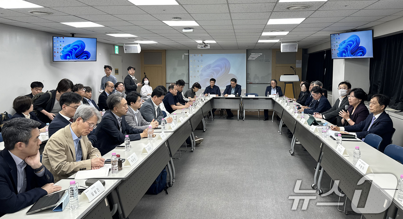 (서울=뉴스1) 박지혜 기자 = 30일 서울 종로구 서울대학교 치과병원 본관에서 교육부 관계자들과 의과대학 학장단이 간담회를 갖고 있다.이날 대규모 유급이 임박하자 교육부와 의대 …