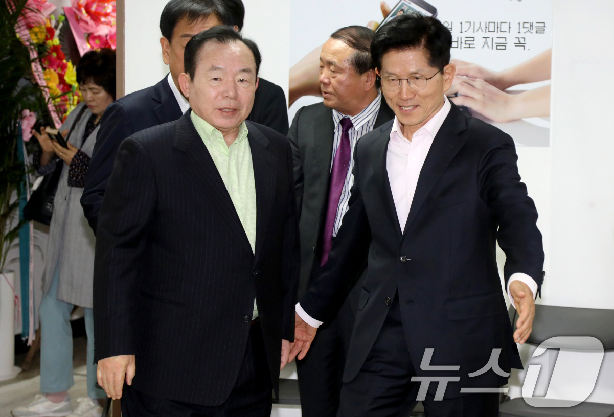 (서울=뉴스1) = 김문수 국민의힘 대선 경선 후보가 30일 오후 지지선언을 위해 서울 여의도 캠프 사무실을 찾은 이인제 전 노동부 장관을 맞이하고 있다.( 김문수 캠프 제공. 재 …