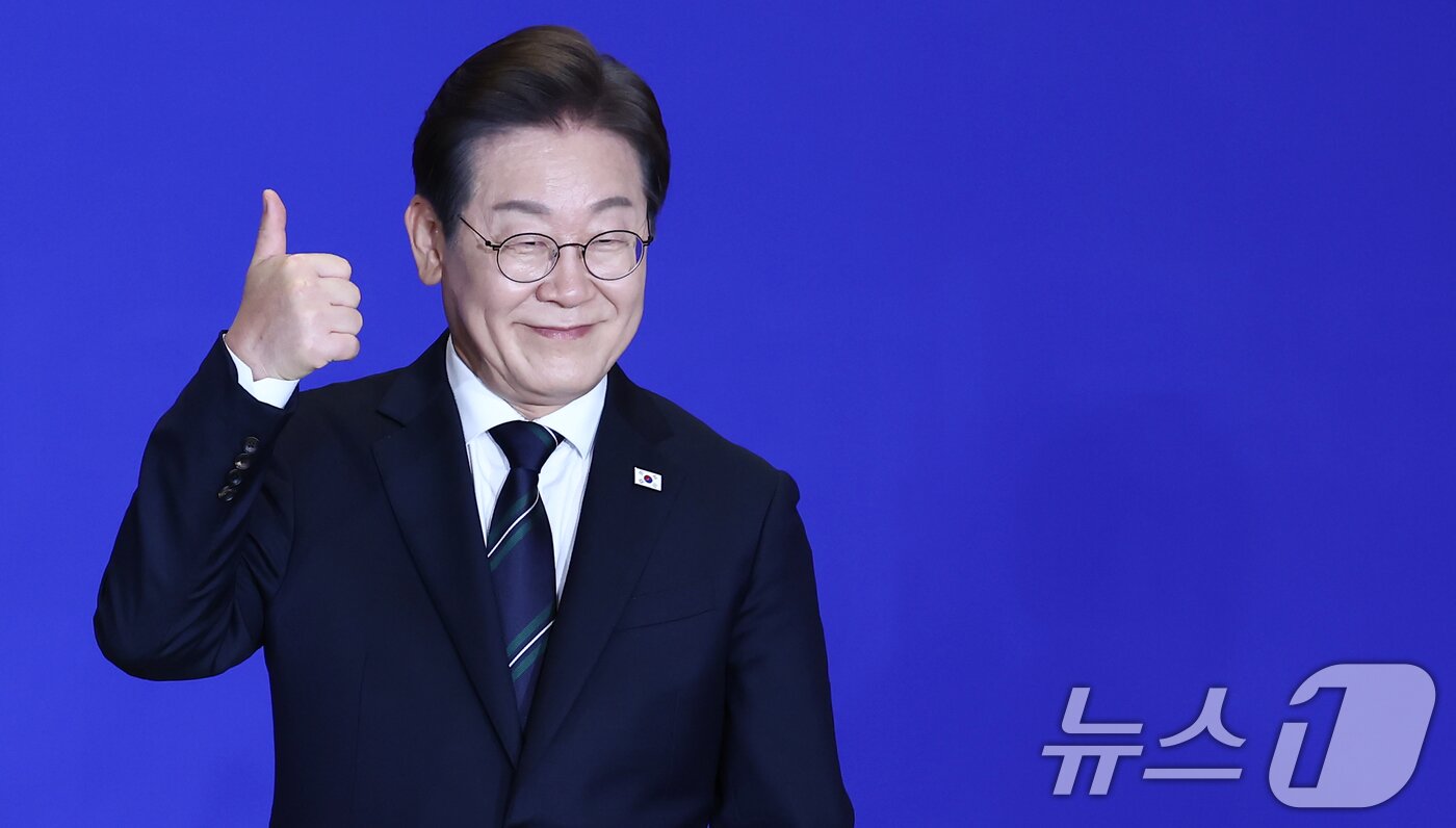 본문 이미지 - 이재명 더불어민주당 대선 후보가 30일 서울 여의도 국회 의원회관에서 열린 &#39;제21대 대통령선거 중앙선거대책위원회 출범식&#39;에서 연설에 앞서 엄지를 들어보이고 있다. 2025.4.30/뉴스1 ⓒ News1 김민지 기자