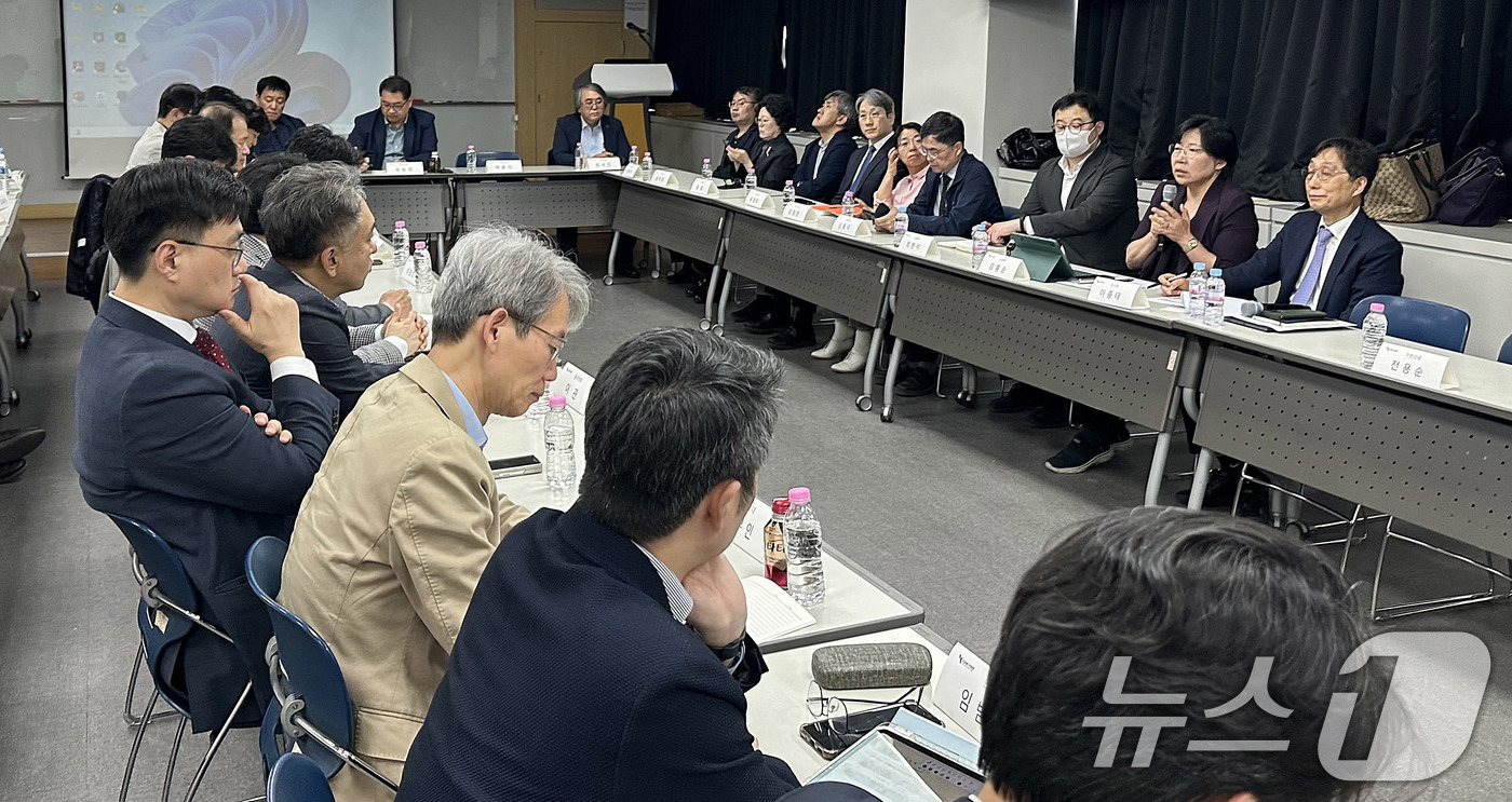 (서울=뉴스1) 박지혜 기자 = 30일 서울 종로구 서울대학교 치과병원 본관에서 교육부 관계자들과 의과대학 학장단이 간담회를 갖고 있다.이날 대규모 유급이 임박하자 교육부와 의대 …