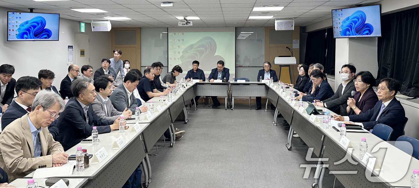 (서울=뉴스1) 박지혜 기자 = 30일 서울 종로구 서울대학교 치과병원 본관에서 교육부 관계자들과 의과대학 학장단이 간담회를 갖고 있다.이날 대규모 유급이 임박하자 교육부와 의대 …