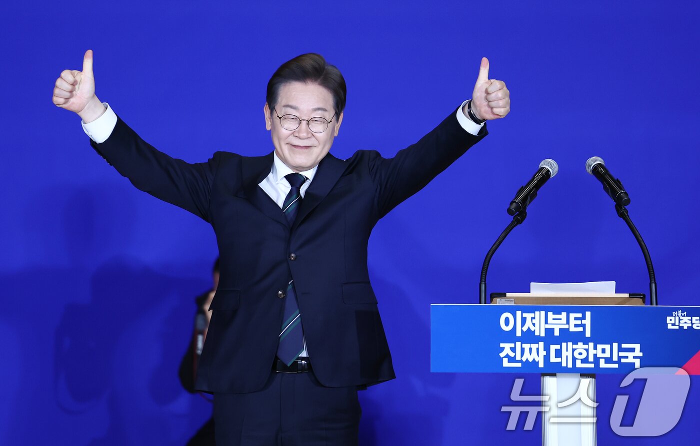 본문 이미지 - 이재명 더불어민주당 대선 후보가 30일 서울 여의도 국회 의원회관에서 열린 &#39;제21대 대통령선거 중앙선거대책위원회 출범식&#39;에서 연설을 마치고 엄지를 들고 만세하고 있다. 2025.4.30/뉴스1 ⓒ News1 김민지 기자