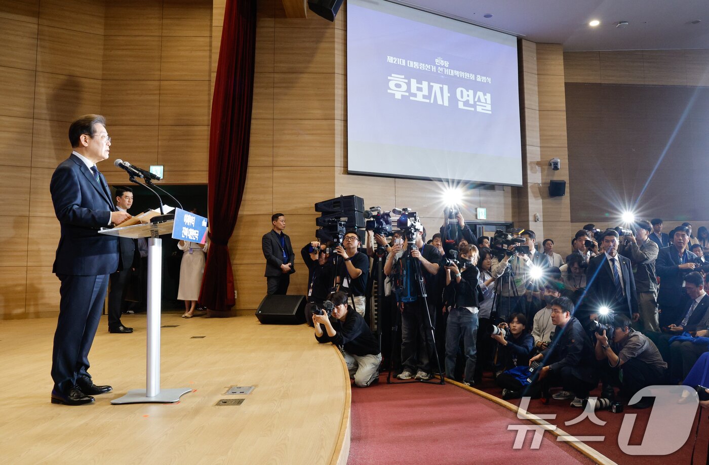 본문 이미지 - 이재명 더불어민주당 대선 후보가 30일 오후 서울 여의도 국회 의원회관에서 열린 제21대 대통령선거 중앙선거대책위원회 출범식에서 연설을 하고 있다. 2025.4.30/뉴스1 ⓒ News1 안은나 기자