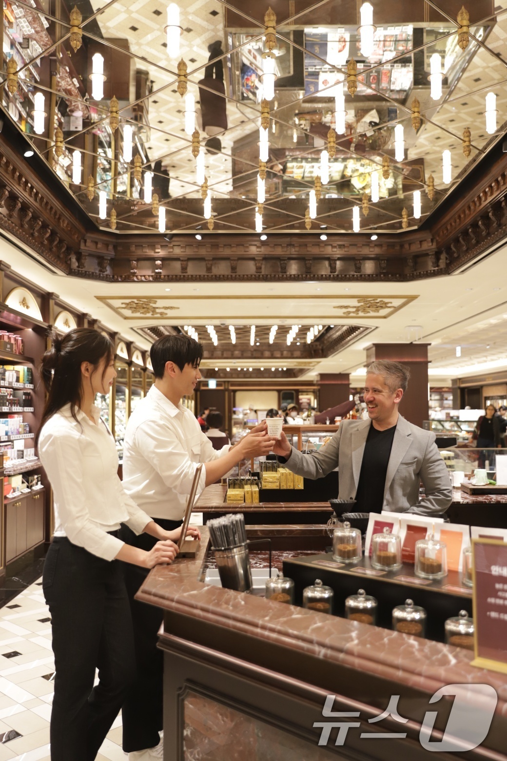 (서울=뉴스1) 이연주 기자 = 신세계백화점이 오는 5월 1일부터 4일까지 호주 프리미엄 로스터리 브랜드 '마켓레인'의 수석 바리스타를 초청해 특별한 드립커피 체험 행사를 진행한다 …