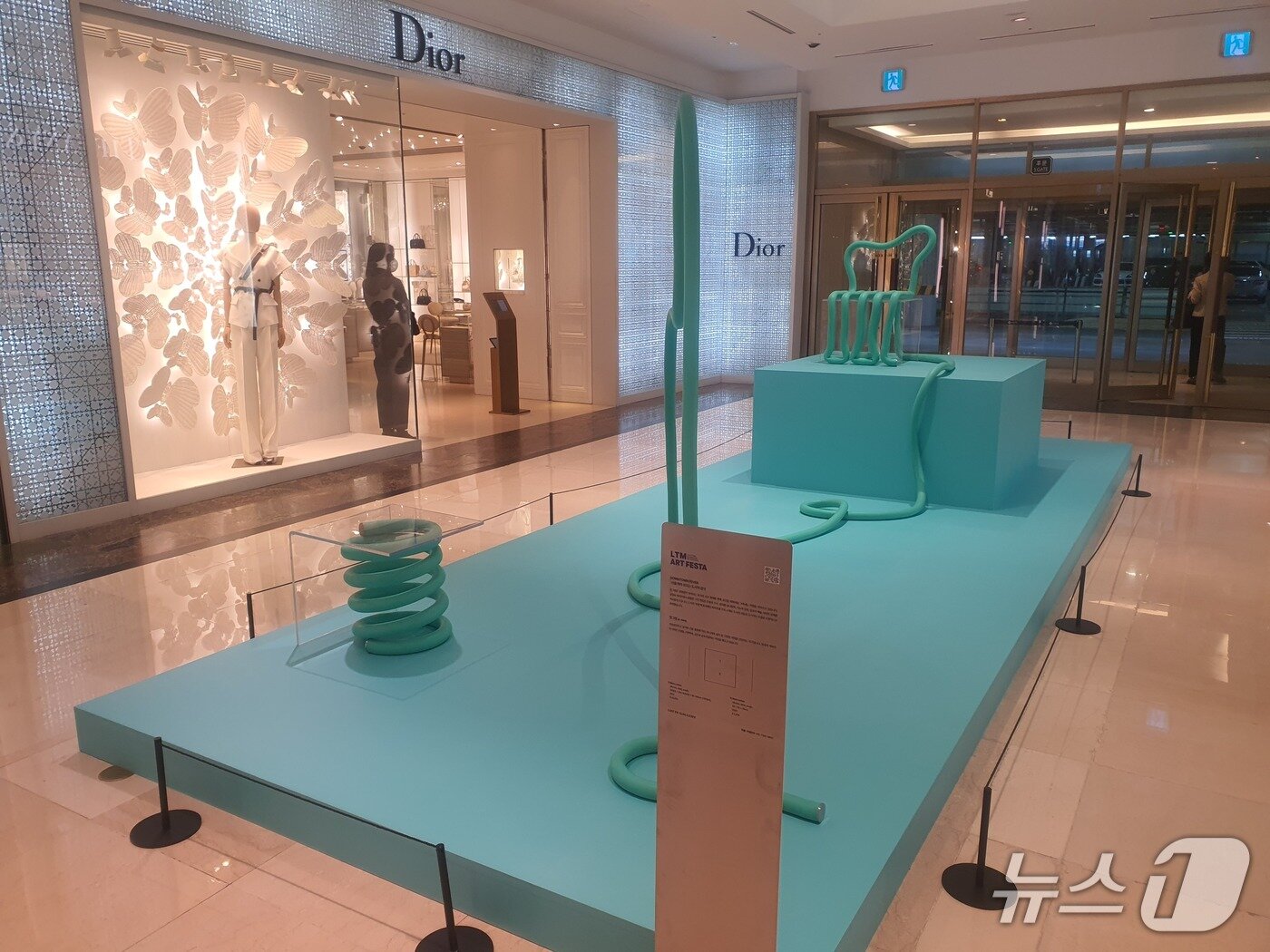 본문 이미지 - 30일 서울 소공동 롯데백화점 본점 1층에 전시된 정그림 작가의 아트 퍼니처 작품 'Mono Series'.