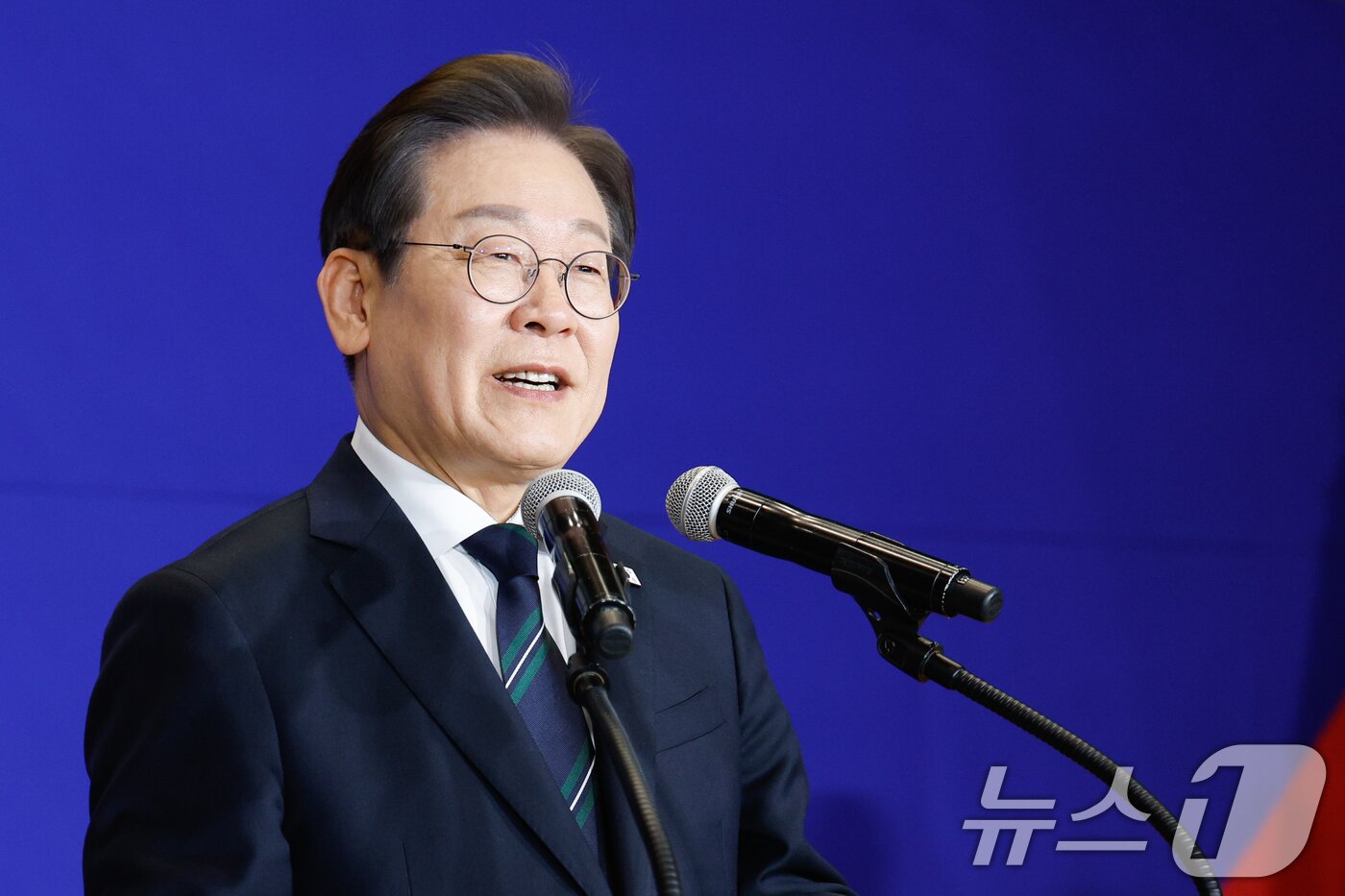 본문 이미지 - 이재명 더불어민주당 대선 후보가 30일 오후 서울 여의도 국회 의원회관에서 열린 제21대 대통령선거 중앙선거대책위원회 출범식에서 연설을 하고 있다. 2025.4.30/뉴스1 ⓒ News1 안은나 기자