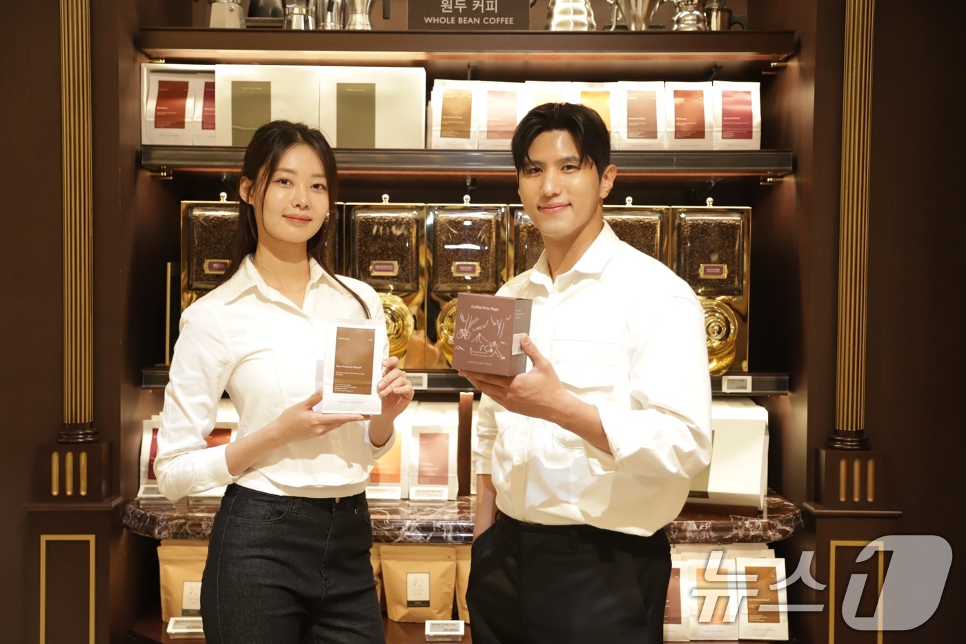 (서울=뉴스1) 이연주 기자 = 신세계백화점이 오는 5월 1일부터 4일까지 호주 프리미엄 로스터리 브랜드 '마켓레인'의 수석 바리스타를 초청해 특별한 드립커피 체험 행사를 진행한다 …