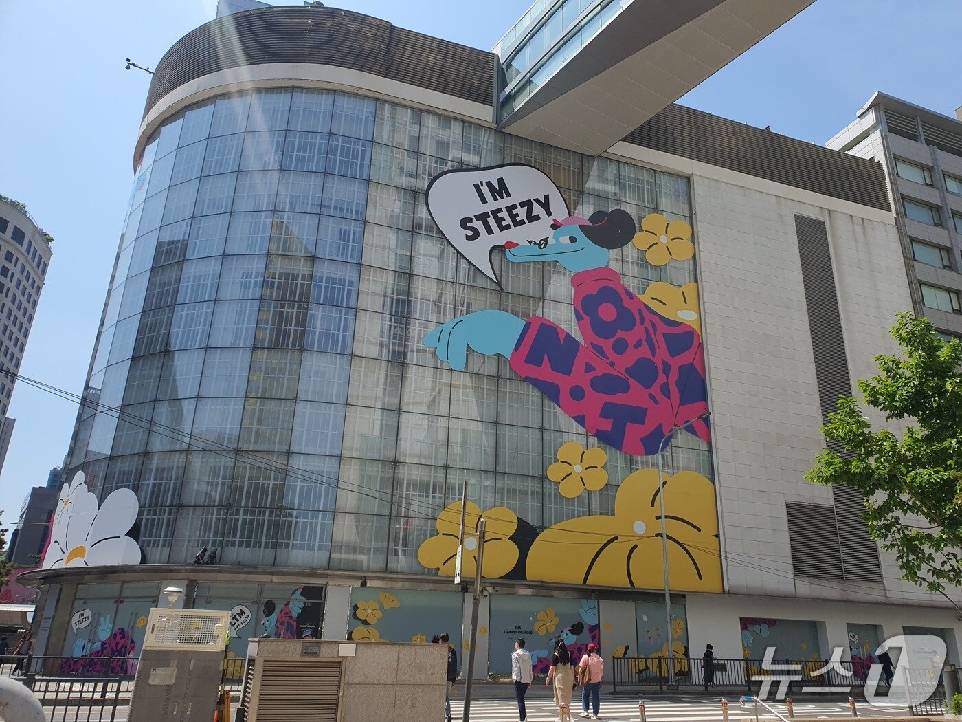 본문 이미지 - 30일 서울 소공동 롯데 영플라자 외벽에 대형 '스티지(steezy)' 그림이 그려져 있다.