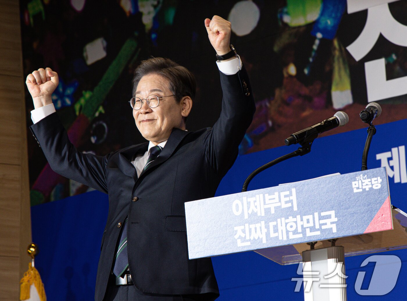 본문 이미지 - 이재명 더불어민주당 대선 후보가 30일 오후 서울 여의도 국회의원회관에서 열린 제21대 대통령선거 중앙선거대책위원회 출범식에서 연설을 마친 후 인사하고 있다. 2025.4.30/뉴스1 ⓒ News1 이재명 기자