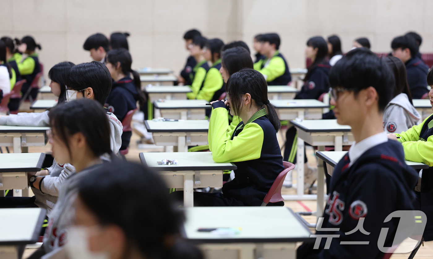 (화성=뉴스1) 김영운 기자 = 30일 오후 경기 화성시 동탄국제고등학교에서 1학년 학생들이 1학기 1차 지필평가를 시험 감독이 없는 '무감독 양심 시험'으로 치르고 있다.동탄국제 …