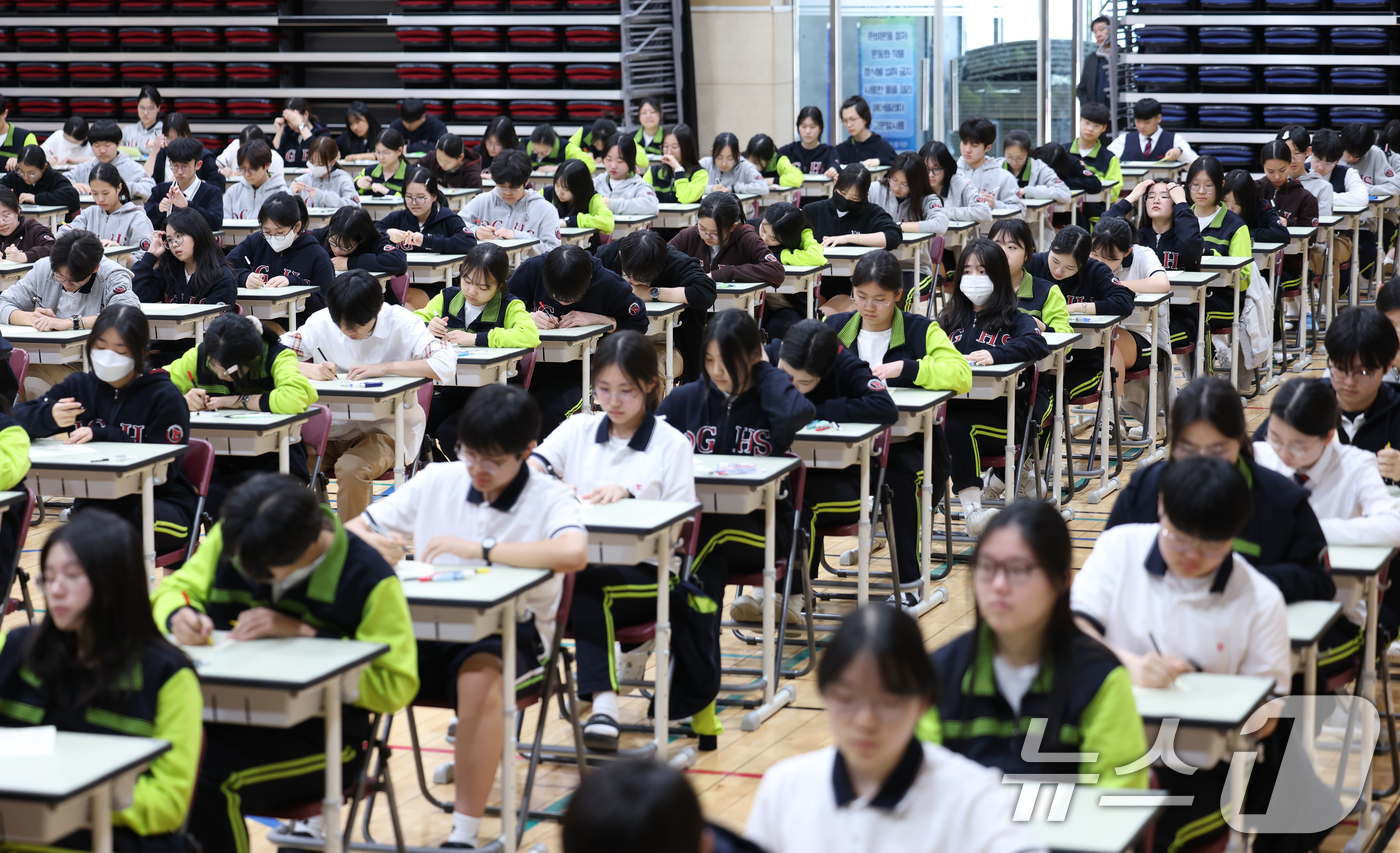 (화성=뉴스1) 김영운 기자 = 30일 오후 경기 화성시 동탄국제고등학교에서 1학년 학생들이 1학기 1차 지필평가를 시험 감독이 없는 '무감독 양심 시험'으로 치르고 있다.동탄국제 …