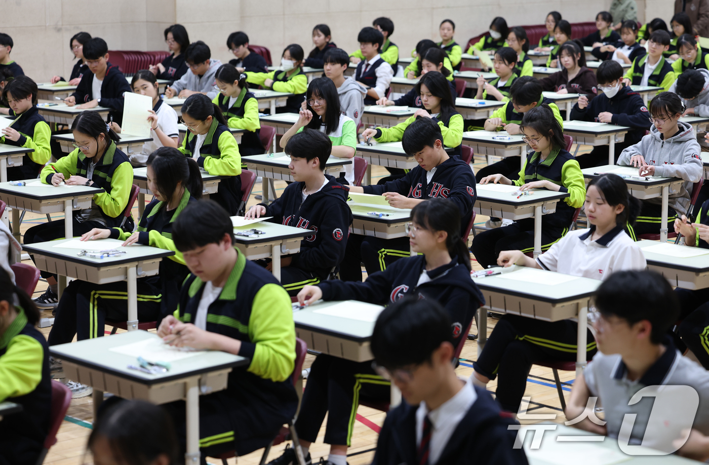 (화성=뉴스1) 김영운 기자 = 30일 오후 경기 화성시 동탄국제고등학교에서 1학년 학생들이 1학기 1차 지필평가를 시험 감독이 없는 '무감독 양심 시험'으로 치르고 있다.동탄국제 …