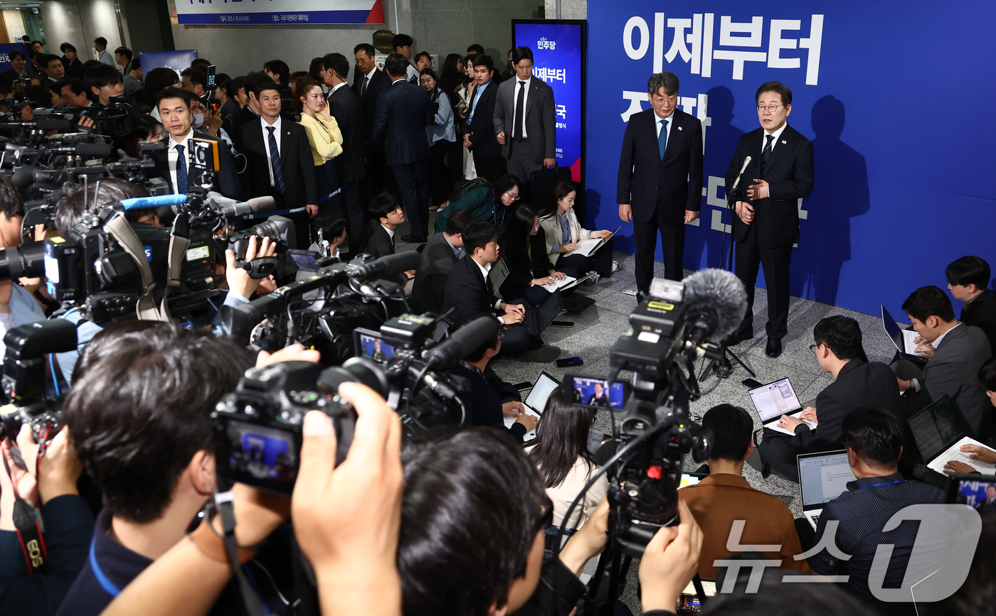 (서울=뉴스1) 김민지 기자 = 이재명 더불어민주당 대선 후보가 30일 서울 여의도 국회 의원회관에서 열린 '제21대 대통령선거 중앙선거대책위원회 출범식'을 마치고 취재진 질의에 …