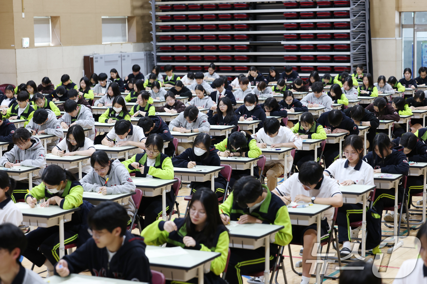 (화성=뉴스1) 김영운 기자 = 30일 오후 경기 화성시 동탄국제고등학교에서 1학년 학생들이 1학기 1차 지필평가를 시험 감독이 없는 '무감독 양심 시험'으로 치르고 있다.동탄국제 …