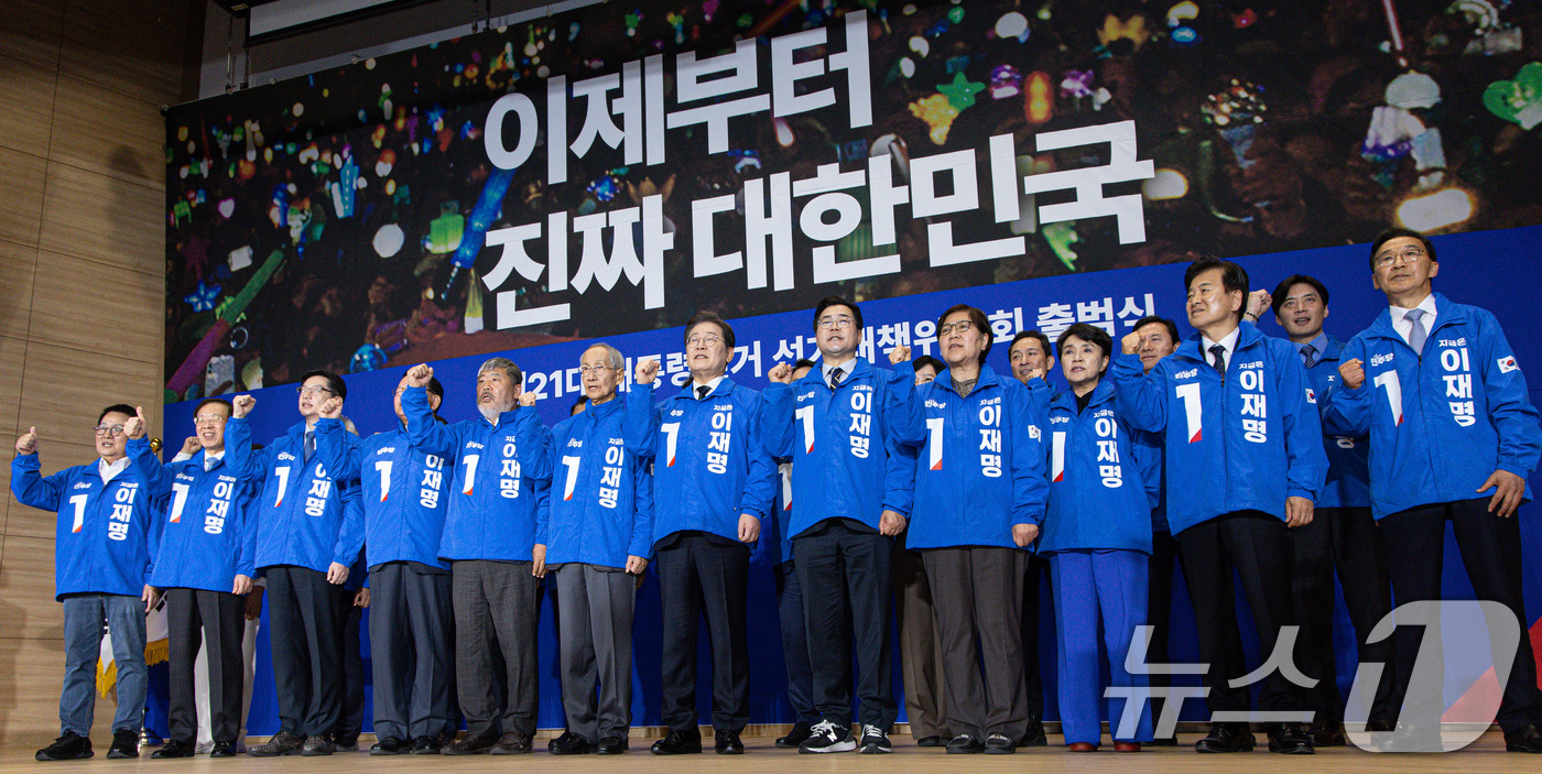 (서울=뉴스1) 이재명 기자 = 이재명 더불어민주당 대선 후보와 윤여준 상임 총괄선대위원장 등이 30일 오후 서울 여의도 국회 의원회관에서 열린 제21대 대통령선거 중앙선거대책위원 …