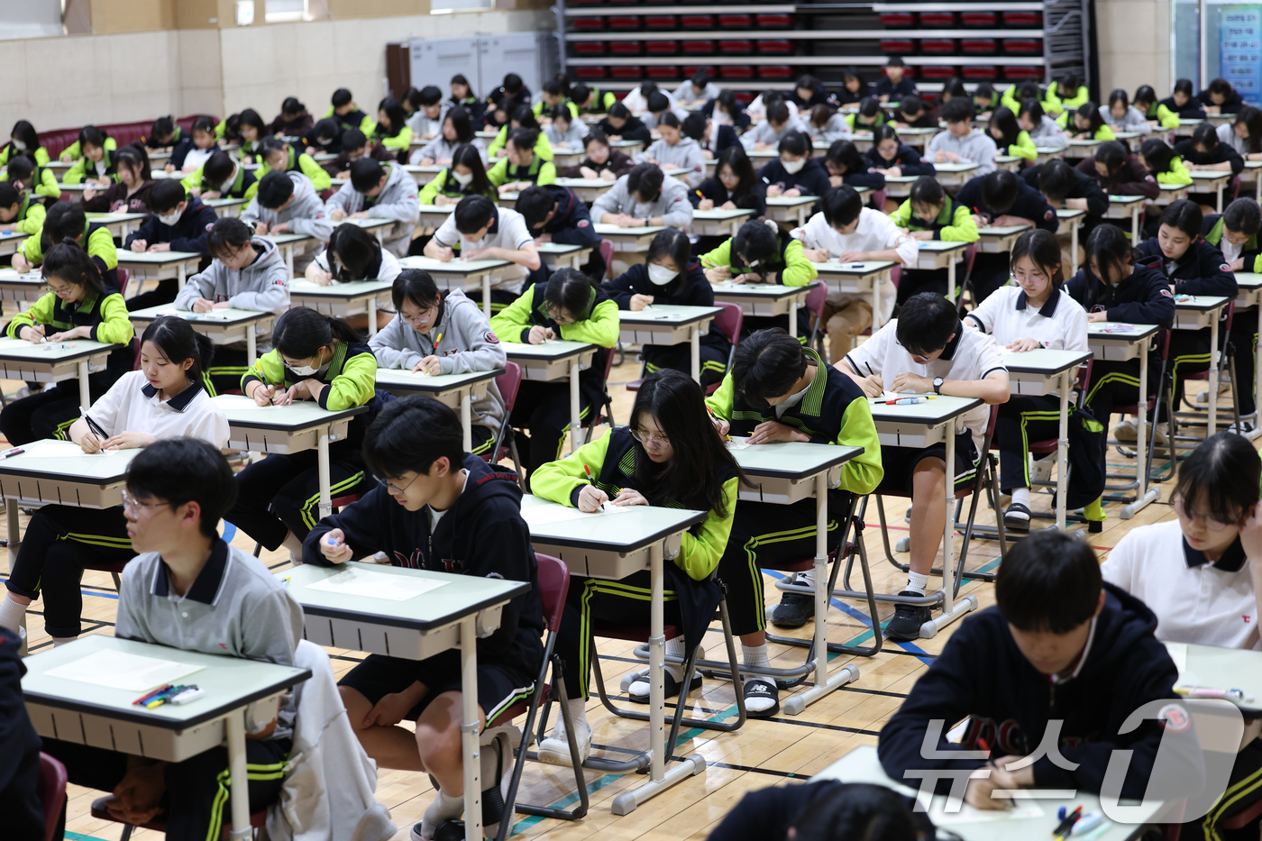 (화성=뉴스1) 김영운 기자 = 30일 오후 경기 화성시 동탄국제고등학교에서 1학년 학생들이 1학기 1차 지필평가를 시험 감독이 없는 '무감독 양심 시험'으로 치르고 있다.동탄국제 …