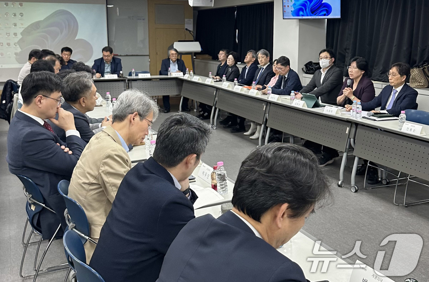 (서울=뉴스1) 박지혜 기자 = 30일 서울 종로구 서울대학교 치과병원 본관에서 교육부 관계자들과 의과대학 학장단이 간담회를 갖고 있다.이날 대규모 유급이 임박하자 교육부와 의대 …