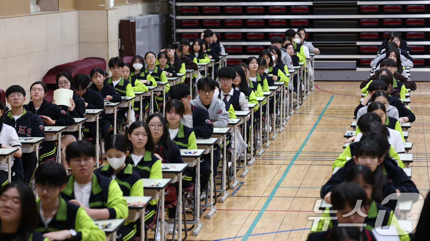 (화성=뉴스1) 김영운 기자 = 30일 오후 경기 화성시 동탄국제고등학교에서 1학년 학생들이 1학기 1차 지필평가를 시험 감독이 없는 '무감독 양심 시험'으로 치르고 있다.동탄국제 …