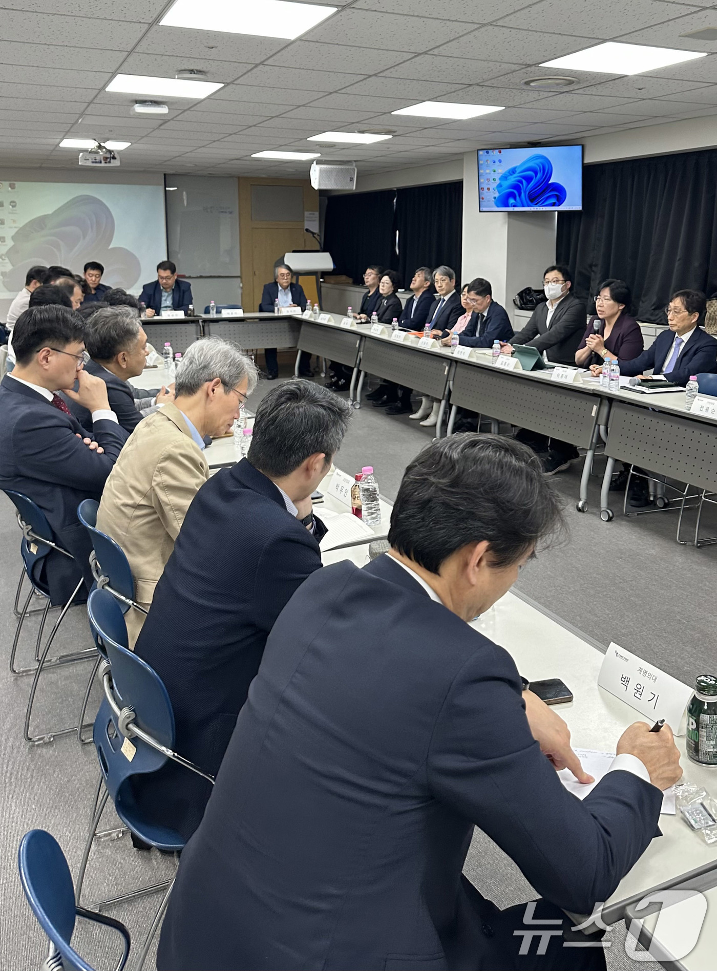 (서울=뉴스1) 박지혜 기자 = 30일 서울 종로구 서울대학교 치과병원 본관에서 교육부 관계자들과 의과대학 학장단이 간담회를 갖고 있다.이날 대규모 유급이 임박하자 교육부와 의대 …