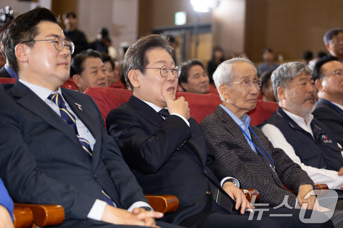 (서울=뉴스1) 이재명 기자 = 이재명 더불어민주당 대선 후보가 30일 오후 서울 여의도 국회의원회관에서 열린 제21대 대통령선거 중앙선거대책위원회 출범식에서 입가를 만지고 있다. …