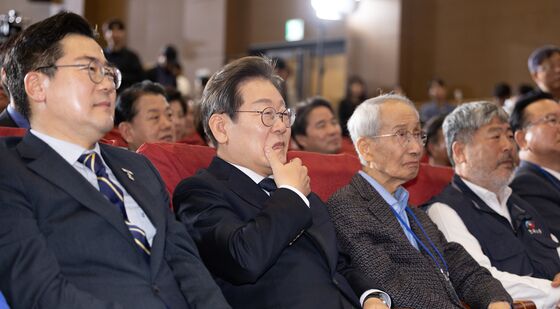 입가 만지는 이재명