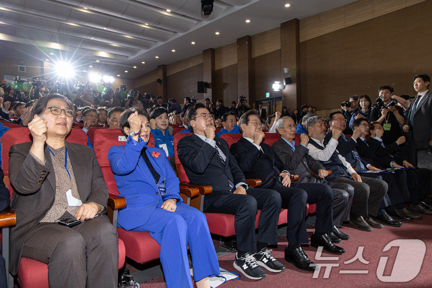 (서울=뉴스1) 이재명 기자 = 이재명 더불어민주당 대선 후보가 30일 오후 서울 여의도 국회의원회관에서 열린 제21대 대통령선거 중앙선거대책위원회 출범식에서 구호를 외치고 있따. …