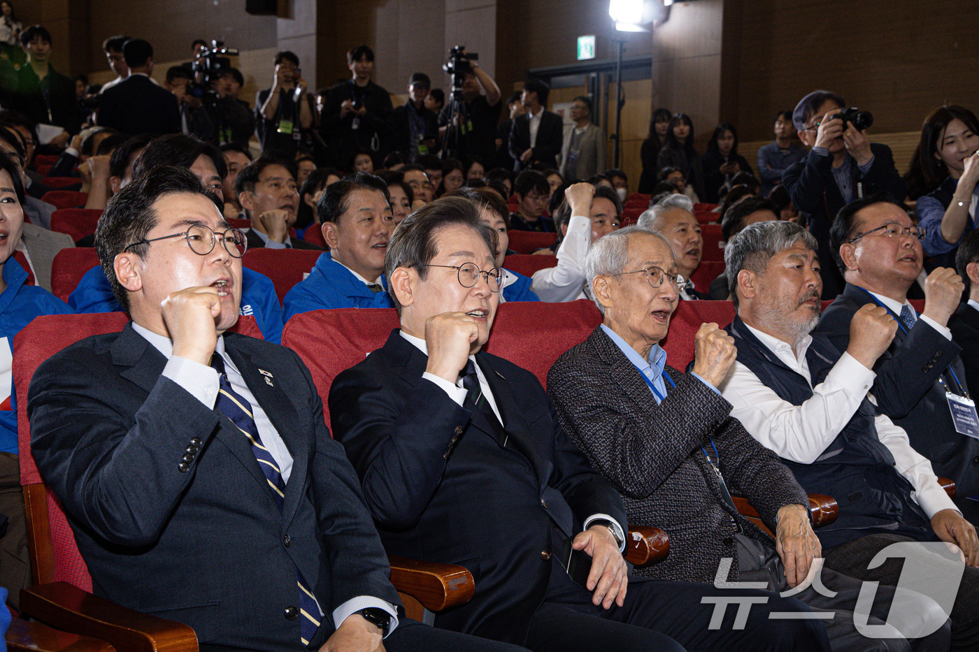 (서울=뉴스1) 이재명 기자 = 이재명 더불어민주당 대선 후보가 30일 오후 서울 여의도 국회의원회관에서 열린 제21대 대통령선거 중앙선거대책위원회 출범식에서 구호를 외치고 있따. …