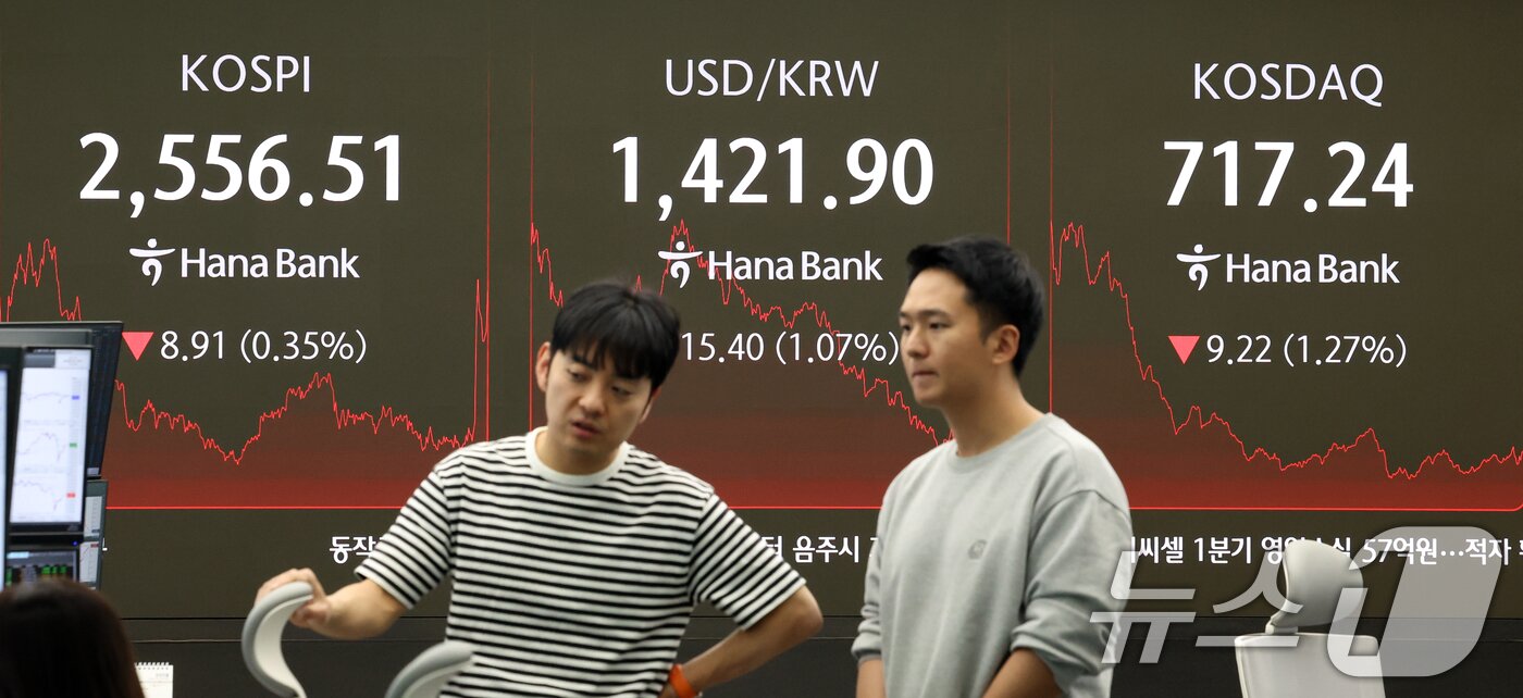 본문 이미지 - 30일 오후 서울 중구 하나은행 본점 딜링룸 전광판에 증시가 표시되고 있다./뉴스1 ⓒ News1 김명섭 기자