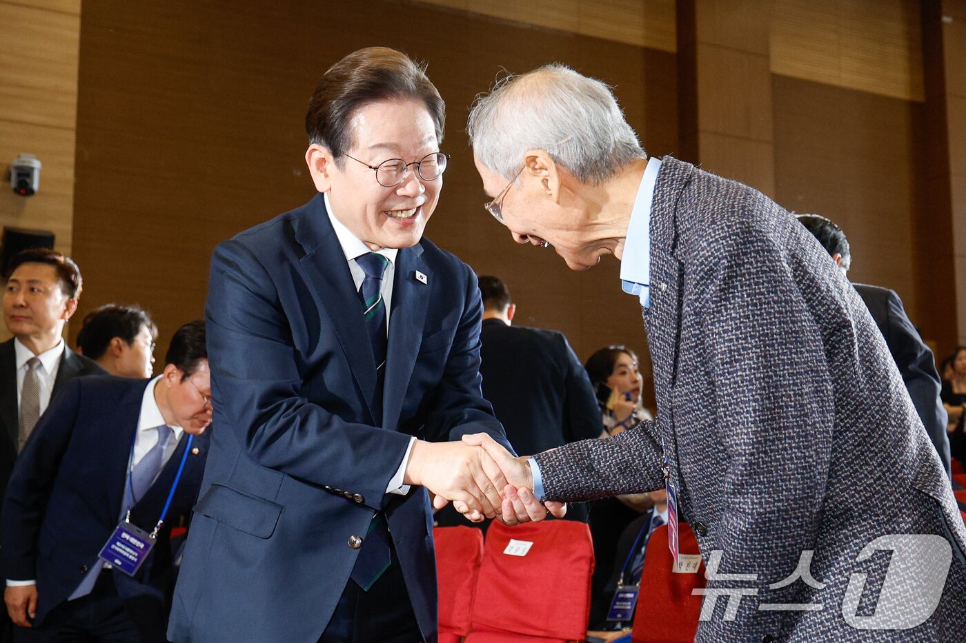 본문 이미지 - 이재명 더불어민주당 대선 후보와 윤여준 상임 총괄선대위원장이 30일 오후 서울 여의도 국회 의원회관에서 열린 제21대 대통령선거 중앙선거대책위원회 출범식에 참석해 악수하고 있다. 2025.4.30/뉴스1 ⓒ News1 안은나 기자