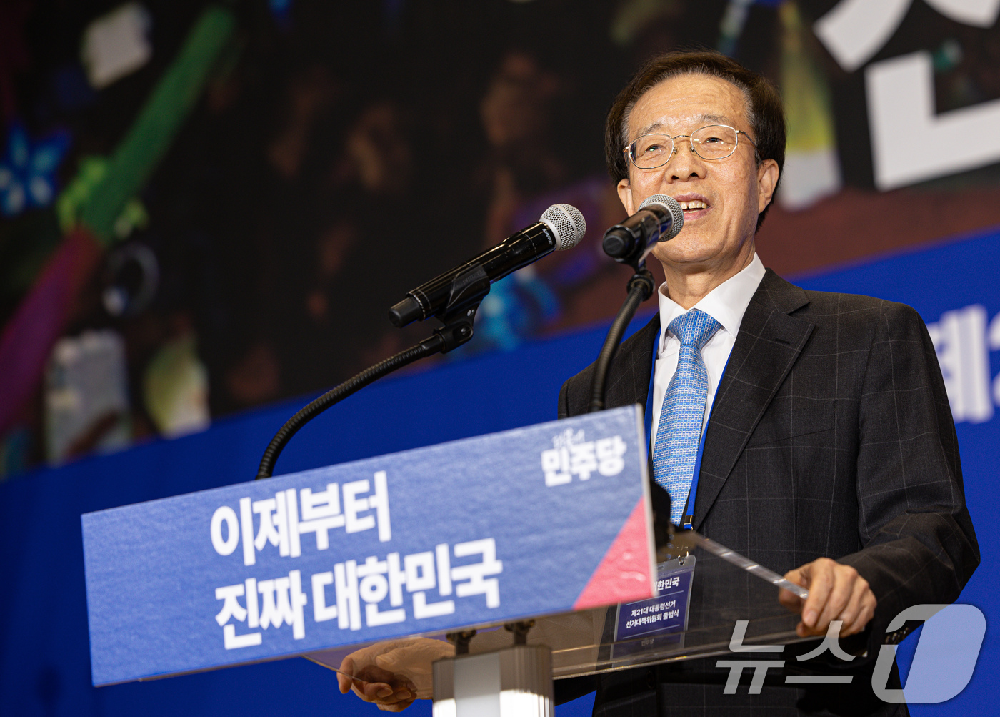 (서울=뉴스1) 이재명 기자 = 이석연 더불어민주당 공동선대위원장이 30일 오후 서울 여의도 국회의원회관에서 열린 제21대 대통령선거 중앙선거대책위원회 출범식에서 발언을 하고 있다 …