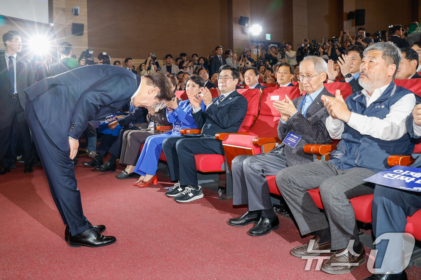 (서울=뉴스1) 안은나 기자 = 이재명 더불어민주당 대선 후보가 30일 오후 서울 여의도 국회 의원회관에서 열린 제21대 대통령선거 중앙선거대책위원회 출범식에 참석해 인사하고 있다 …