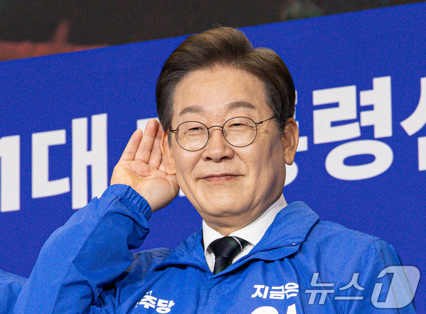 (서울=뉴스1) 이재명 기자 = 이재명 더불어민주당 대선 후보가 30일 오후 서울 여의도 국회 의원회관에서 열린 제21대 대통령선거 중앙선거대책위원회 출범식에서 국민 말씀에 경청하 …