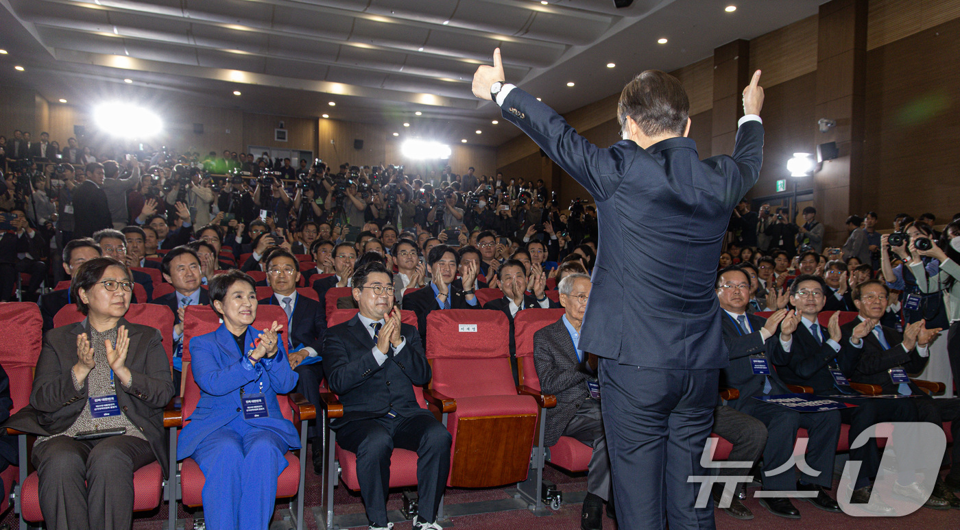(서울=뉴스1) 이재명 기자 = 이재명 더불어민주당 대선 후보가 30일 오후 서울 여의도 국회의원회관에서 열린 제21대 대통령선거 중앙선거대책위원회 출범식에서 참석자 소개 때 인사 …