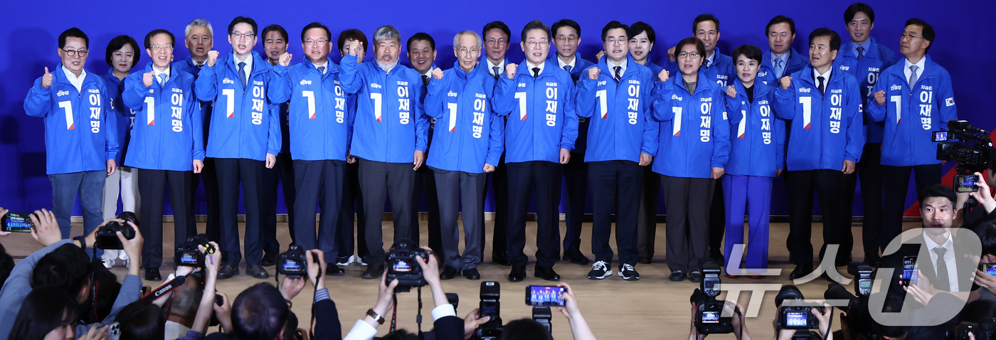 (서울=뉴스1) 김민지 기자 = 이재명 더불어민주당 대선 후보가 30일 서울 여의도 국회 의원회관에서 열린 '제21대 대통령선거 중앙선거대책위원회 출범식'에서 박찬대, 윤여준 상임 …