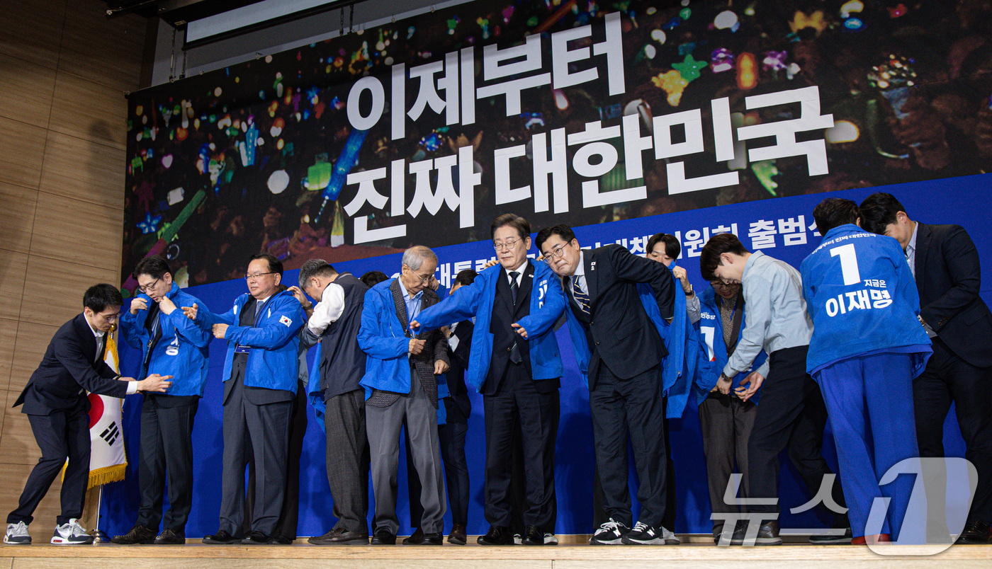(서울=뉴스1) 이재명 기자 = 이재명 더불어민주당 대선 후보와 윤여준 상임 총괄선대위원장을 비롯한 청년들이 30일 오후 서울 여의도 국회 의원회관에서 열린 제21대 대통령선거 중 …